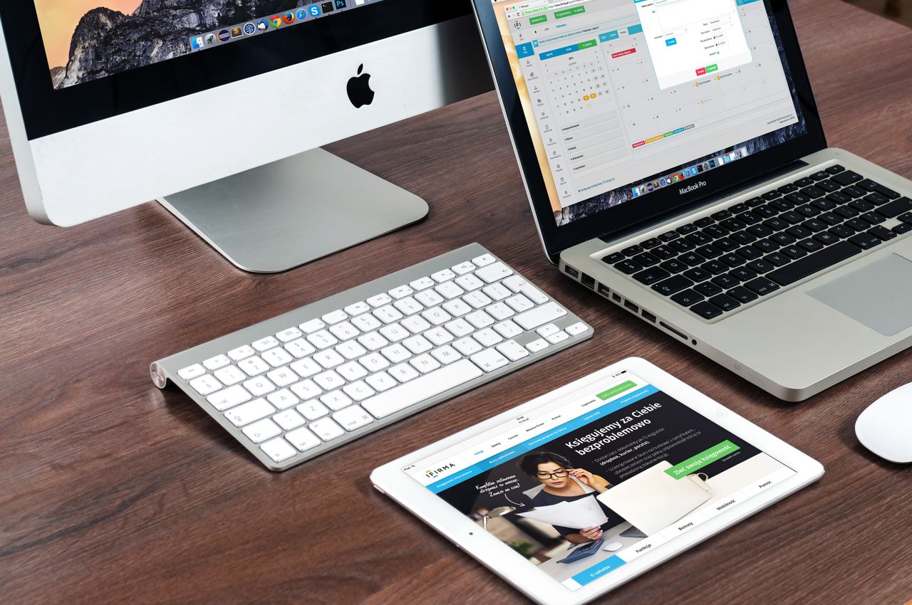 Un espace de travail élégant avec des appareils Apple : iMac, MacBook et iPad.